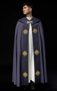 Kapa liturgiczna z aksamitnym fioletowym pasem i haftem krzyży