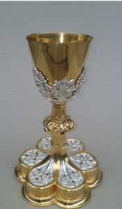 Kielich mszalny złocony, zdobiony rubinami i cyrkoniami, wysokość 26 cm