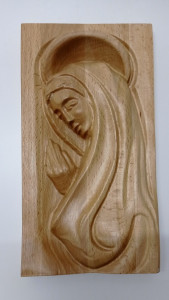 Płaskorzeźba z wizerunkiem Matki Bożej modlącej się, jasny buk