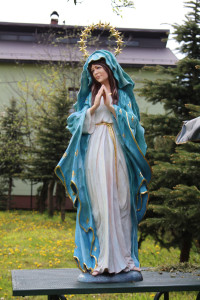 Rzeźba Maryja Królowa Pokoju