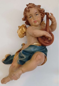 Anioł grający na mandolinie, rzeźba drewniana, wysokość 21 cm