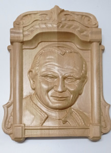 Płaskorzeźba z wizerunkiem Ojca Św. Jana Pawła II, jasny buk