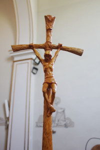 Drewniany krzyż procesyjny