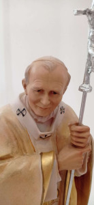 Figura święty Jan Paweł II, rzeźba drewniana, wysokość 42 cm