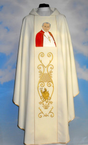 Ornat z wizerunkiem Jana Pawła II, dwa wzory