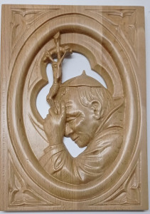 Płaskorzeźba z wizerunkiem Ojca Św. Jana Pawła II w kwadratowej "ramie", jasny buk