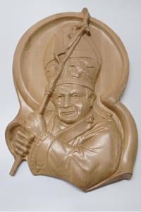 Płaskorzeźba z wizerunkiem Ojca Św. Jana Pawla II z pastorałem, jasny buk
