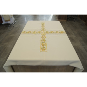 Kir pogrzebowy z haftowanymi pasami w kształcie krzyża