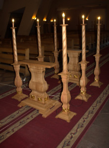 Duży katafalk ze świecznikami, drewno dębowe z elementami snycerskimi złoconymi