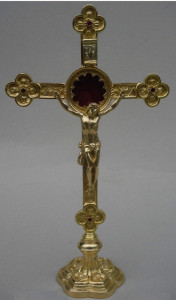 Relikwiarz mosiężny w kształcie krzyża, wysokość 32 cm