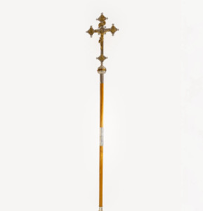 Krzyż procesyjny na drzewcu