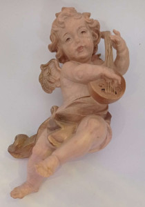 Anioł grający na mandolinie, rzeźba drewniana, wysokość 17 cm