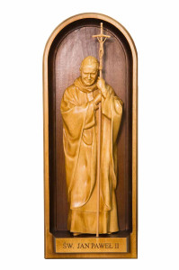 Święty Jan Paweł II, płaskorzeźba drewniana, wysokość 36 cm