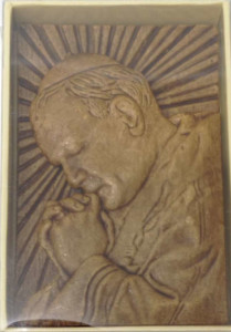 Płaskorzeźba - Jan Paweł II z gipsu