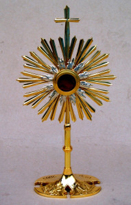 Relikwiarz z krzyżem, do wyboru mosiądz, mosiądz srebrzony lub złocony, wysokość 35 cm