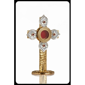 Relikwiarz w kształcie krzyża, mosiężny, złocony i srebrzony, wysokość 21 cm