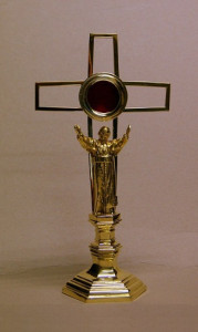 Relikwiarz papieski z krzyżem na relikwie św. Jana Pawła II, mosiężny, złocony lub srebrzony, wysokość 26,9 cm