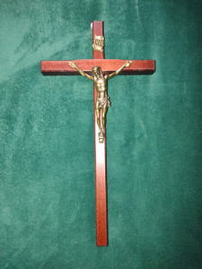 Krzyż drewniany, wiszący, wiśnia, wysokość 19,5 cm