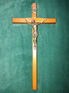 Krzyż drewniany, wiszący, orzech, wysokość 19,5 cm 