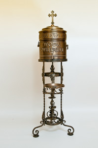 Naczynie na Wodę Święconą z mosiądzu z kranikiem na podstawie stalowej kutej