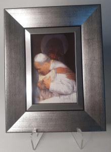 Obraz w ramie z Janem Pawłem II w objęciach Matki Bożej, 18 x 23 cm