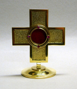 Relikwiarz w kształcie krzyża, do wyboru mosiądz, mosiądz srebrzony lub złocony, wysokość 14 cm