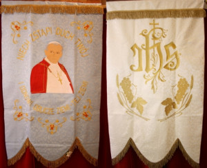 Chorągiew haftowana, dwustronna, Jan Paweł II 