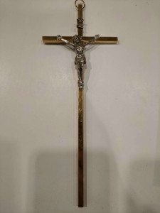 Krzyż metalowy, mosiężny na ścianę, wysokość 21 cm, szerokość 8 cm